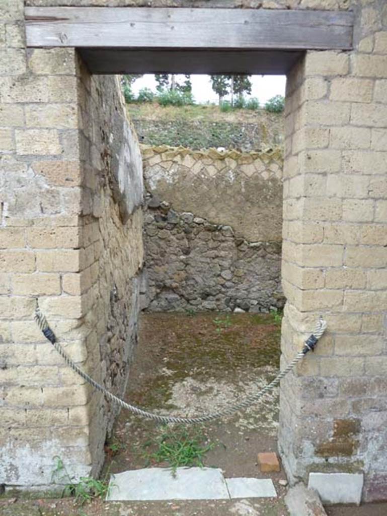 Ins. Orientalis I, 2, Herculaneum, September 2015. Doorway to cubiculum in south-east corner of atrium, looking east.